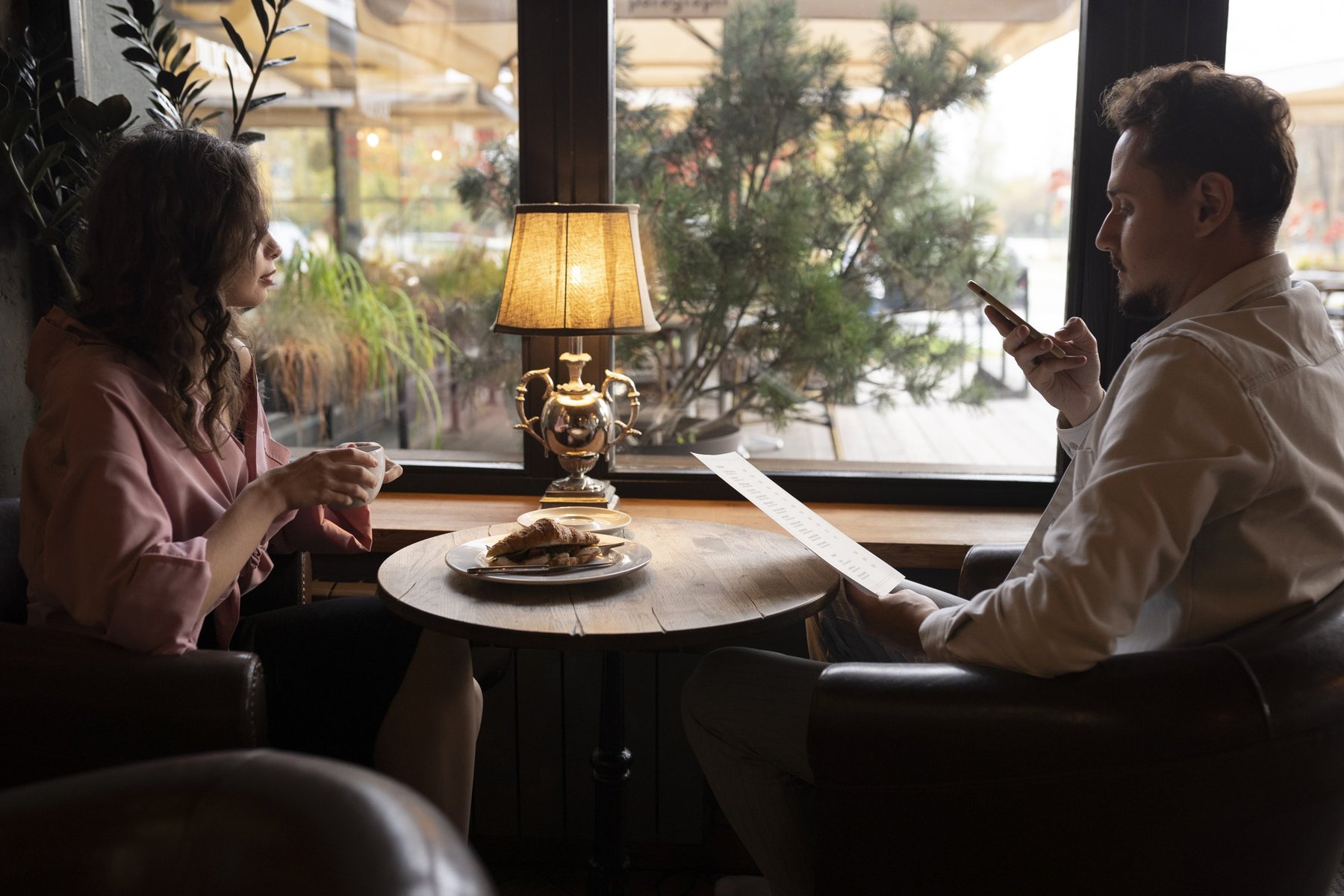 Wnętrze restauracji ze stolikiem przy oknie